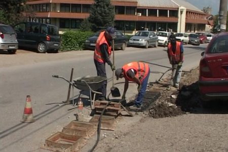 Počeli su radovi na ugradnji novih šaht poklopaca i slivnih rešetki