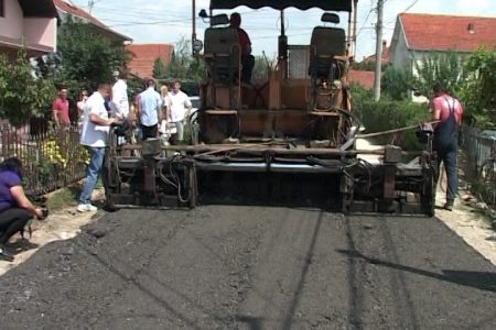Počela ugradnja grebnog asfalta u ulici Dubočica
