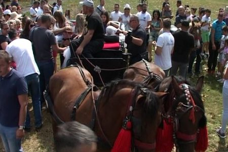 Deca uživala u druženju sa gradonačelnikom Leskovca ( FOTO – VIDEO )