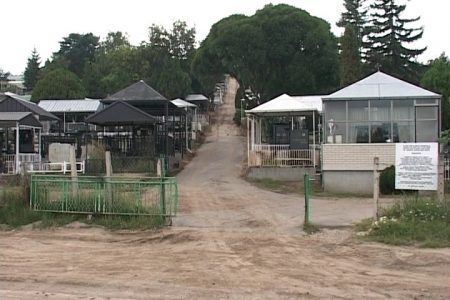 Radovi na uređenju terena i staza na Svetoilijskom i Špitaljskom groblju