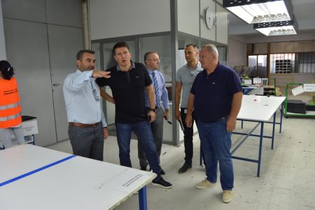Državni sekretar Dragan Stevanović i gradonačelnik Goran Cvetanovič posetili tri fabrike