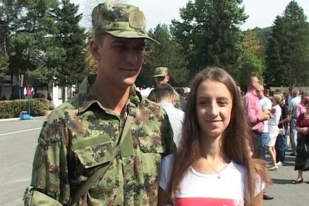 Vojnik Miloš Đorđević iz Niša položio zakletvu pa zaprosio devojku (VIDEO)