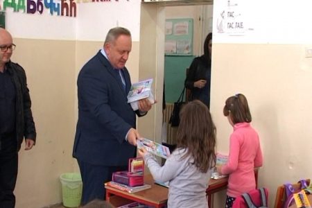 ,,Pažljivkova pravila u saobraćaju”  na poklon prvacima