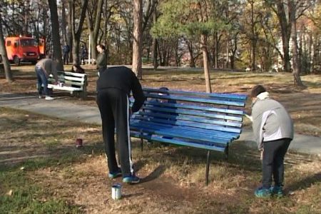 U parku Devet Jugovića poporavljen i ofarban mobilijar