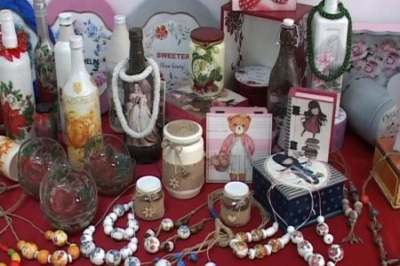 Izložba radova ,,Budimo kreativni-pomozimo sebi”