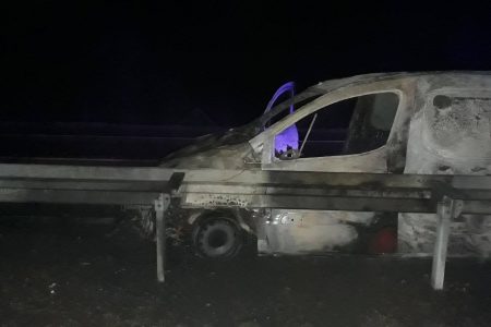 Izgoreo automobil i vozač u njemu na autoputu u blizini vlasotinačke petlje (VIDEO)