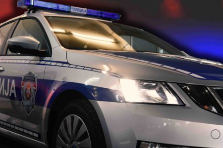 BOJNIČANIN TRAKTOROM SA 3,15 PROMILA ALKOHOLA I BEZ VOZAČKE DOZVOLE UDARIO U PARKIRANI MOTOR