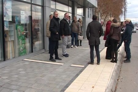 Nastavljeni su radovi na sanaciji trotoara u ulici Kralja Petra Prvog