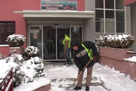 Očišćen sneg ispred Ustanove za odrasle i starije