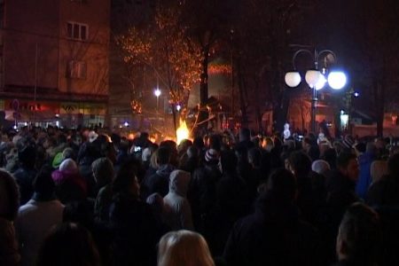 Paljenje badnjaka u leskovačkim crkvama