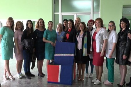 Forum žena SNS Leskovac donirao posteljine Odeljenju ginekologije