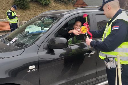 Policijski službenici saobraćajne policije čestitali sugrađankama Osmi mart