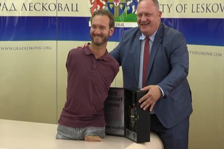 Nik Vujičić jedan od najvećih motivacionih govornika posetio Leskovac