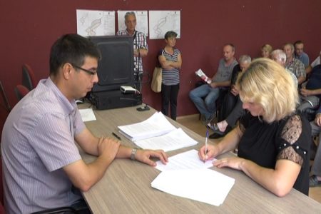 Poljoprivrednim proizvođačima iz Bojnika uručeni ugovori za nabavku nove opreme i mehanizacije