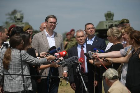 Predsednik Vučić prisustvovao prikazu deset oklopno-izviđačkih vozila BRDM 2