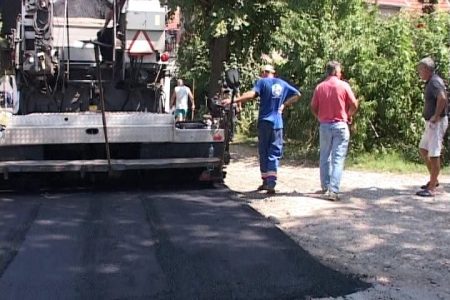 Završni radovi na asfaltiranju puta Velika Kopašnica-Slatina