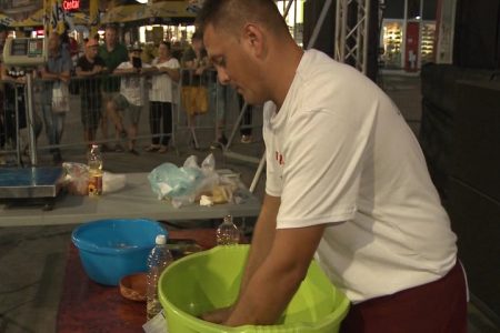 Srećko Mitrović napravio najveću pljeskavicu iz ruke tešku 4,2 kg