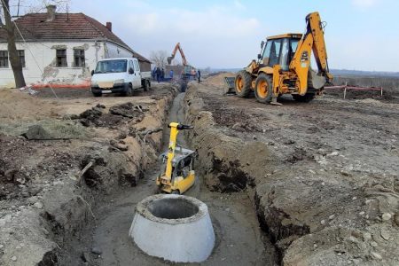 Radovi na komunalnom opremanju Agro-industrijske zone u Kosančiću kod Bojnika teku planiranom dinamikom.