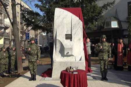 Tužnim, ali veličanstvenim skupom u Leskovcu otkriven spomenik palim borcima