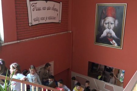 Tročlana komisija je u osnovnoj školi ,,Vuk Karadžić,, koja je ovogodišnji domaćin školske slave počela sa pregledanjem i ocenom prispelih radova