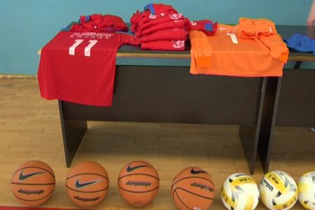 SPORTSKI SAVEZ OPŠTINE BOJNIK ORGANIZOVAO JE AKCIJU PODELE DRESOVA I  FUDBALSKIH, KOŠARKAŠKIH  I ODBOJKAŠKIH LOPTI UČENICIMA