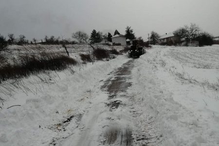 Mehanizacija i ljudstvo angažovani su u  bojničkom selu Dobra voda i čine napore da se očisti put