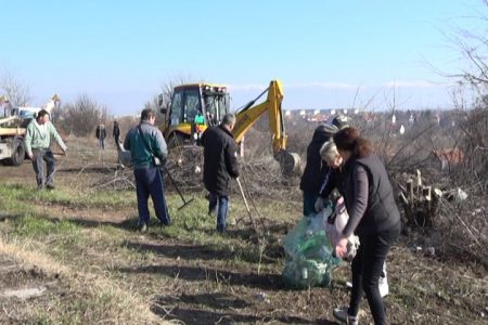 U MESNOJ ZAJEDNICI ,,HISAR JUČE ORGANIZOVANA AKCIJA UREĐENJA JAVNE POVRŠINE