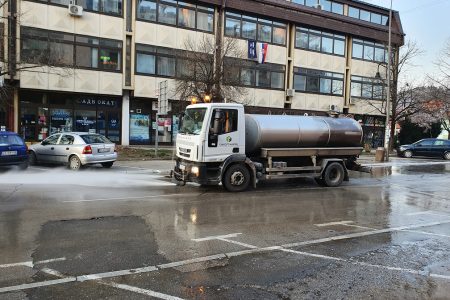 JKP KOMUNALAC U LESKOVCU REDOVNO VRŠI DEZINFEKCIJU ULICA I PRILAZA ZDRAVSTVENIM USTANOVAMA