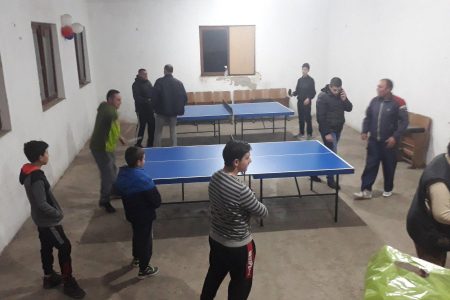 NOVOFORMIRANOM OMLADINSKOM KLUBU U SELU KACABAĆ DONIRAN JE I DRUGI STO ZA STONI TENIS