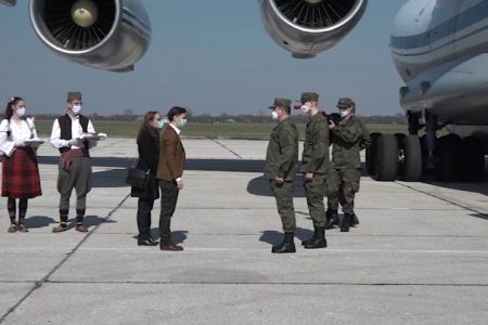 NA VOJNI AERODROM U BATAJNICI STIGLA POMOĆ RUSIJE SRBIJI U SPREČAVANJU ŠIRENJA EPIDEMIJE