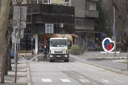 LESKOVAČKI KOMUNALAC KONTINUIRANO VRŠI DEZINFEKCIJU LESKOVAČKIH ULICA