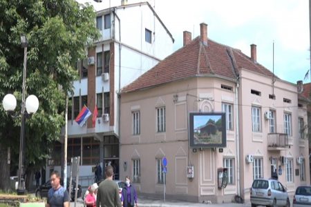 NA TERITORIJI OPŠTINE BOJNIK POSTOJI PROBLEM PREVOZA PUTNIKA, A NAROČITO UČENIKA,LOKALNA SAMOUPRAVA NASTOJI DA OVO PITANJE ŠTO PRE REŠI