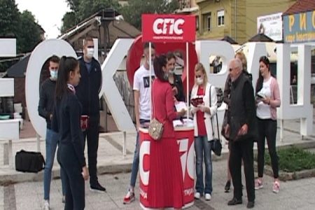 AKTIVISTI SPS-a U LESKOVCU DANAS SU U CENTRU GRADA DELILI SVOJ PROPAGANDNI MATERIJAL