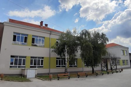 DECA SE UGLAVNOM PRIDRŽAVAJU OBAVEZE NOŠENJA MEDICINSKIH MASKI U LESKOVAČKIM  ŠKOLAMA