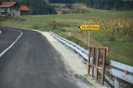 ZAVRŠENI RADOVI NA OJAČANJU KOLOVOZA PREMA SELU PETROVAC