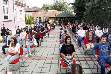 SVRŠENIM SREDNJOŠKOLSCIMA NOSIOCIMA VUKOVE DIPLOME GRAD LESKOVAC SVEČANO URUČIO UGOVORE KAO NAGRADU ZA NJIHOV USPEH