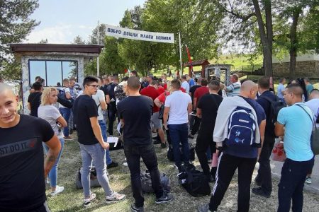 SEPTEBMARSKA KLASA VOJNIKA DANAS POČELA  SLUŽENJE DOBROVOLJNOG VOJNOG ROKA U TREĆEM CENTRU ZA OBUKU U LESKOVCU