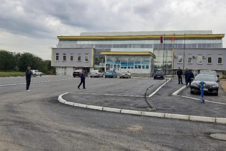 PRIVODE SE KRAJU RADOVI ASFALTIRANJA PLATOA ISPRED SPORTSKE HALE U BOJNIKU