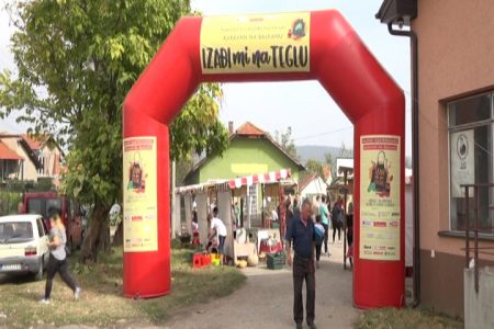 U BRESTOVCU JUČE ODRŽANO TAKMIČENJE IZAĐI MI NA TEGLU