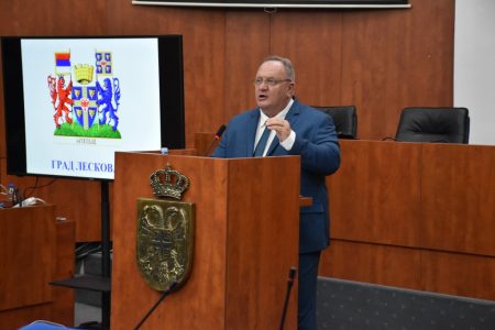 PREMA OBEĆANJU GRADONAČELNIKA LESKOVCA GORANA CVETANOVIĆA SVA DUGOVANJA ZAPOSLENIMA U NEKADAŠNJOJ APOTEKARSKOJ USTANOVI BIĆE ISPLAĆENA DO KRAJA OVE GODINE