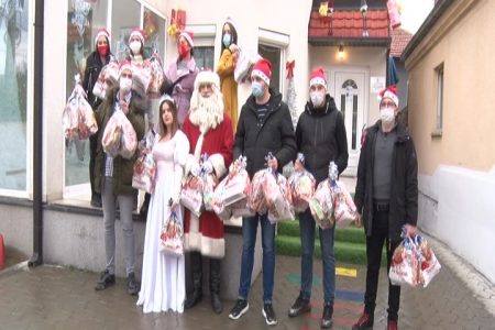 ,,HISARSKI ŠAMPIONI” DECI IZ VRTIĆA ,,AGNES” DAROVALI NOVOGODIŠNJE PAKETIĆE