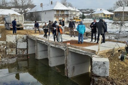 U SELU GORNJE KONJUVCE BLIŽE SE KRAJU RADOVI NA IZGRADNJI MOSTA KOJI JE ODNELA BUJIČNA POPLAVA