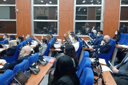ODLUKOM GRADSKOG VEĆA DECA ROĐENA U 2021. GODINI NA POKLON OD GRADA DOBIJAJU AUTO SEDIŠTA
