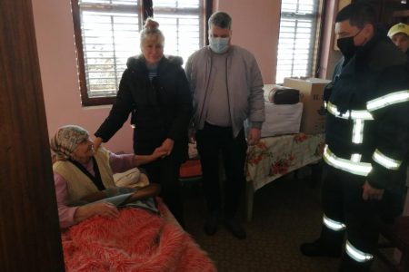 NAČELNIK JABLANIČKOG OKRUGA I PRIPADNICI SEKTORA ZA VANREDNE SITUACIJE POSETILI BAKA VERICU NA RADAN PLANINI