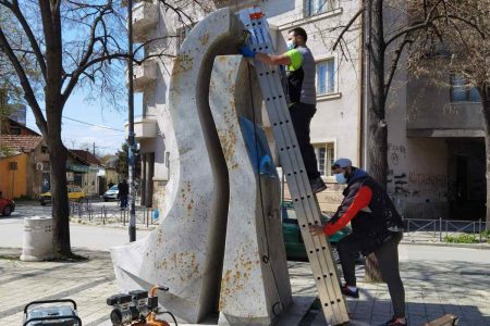 ČIŠĆENJE SPOMENIKA U LESKOVCU