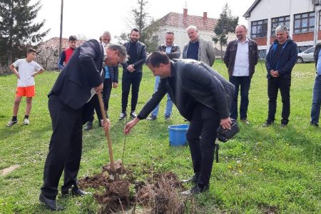 U OKVIRU AKCIJE ,,POSADI SVOJ HLAD” U KACABAĆU POSAĐENO 9 SADNICA BELOG JASENA