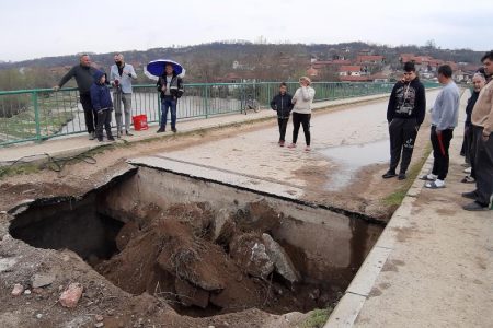 RADOVI NA PRIVREMENOJ SANACIJI URUŠENOG MOSTA U GRAJEVCU BLIŽE SE KRAJU