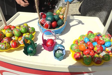 FORUM ŽENA SNS U CENTRU GRADA DANAS ORGANIZOVAO TRADICIONALNU AKCIJU PODELE VASKRŠNJIH JAJA