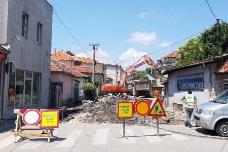 GRADONAČELNIK GORAN CVETANOVIĆ SA SARADNICIMA OBIŠAO JE RADOVE NA REKONSTRUKCIJI ULICA MILOŠA OBILIĆA I JUG BOGDANOVOJ