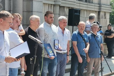 Podela Spomenica porodicama poginulih boraca 549. motorizovane brigade sa teritorije Jablaničkog okruga